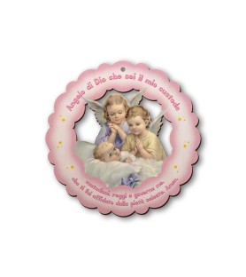 Ghirlanda in legno sagomato del bambino in culla vegliato da due angeli con preghiera Angelo di Dio su fondo rosa