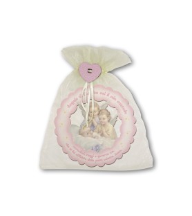 Ghirlanda in legno sagomato del bambino in culla vegliato da due angeli con preghiera Angelo di Dio su fondo rosa