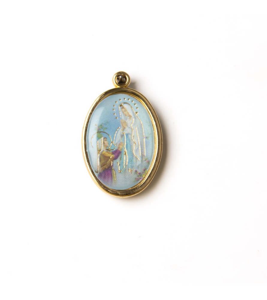 Medaglia ovale dorata della Madonna di Lourdes