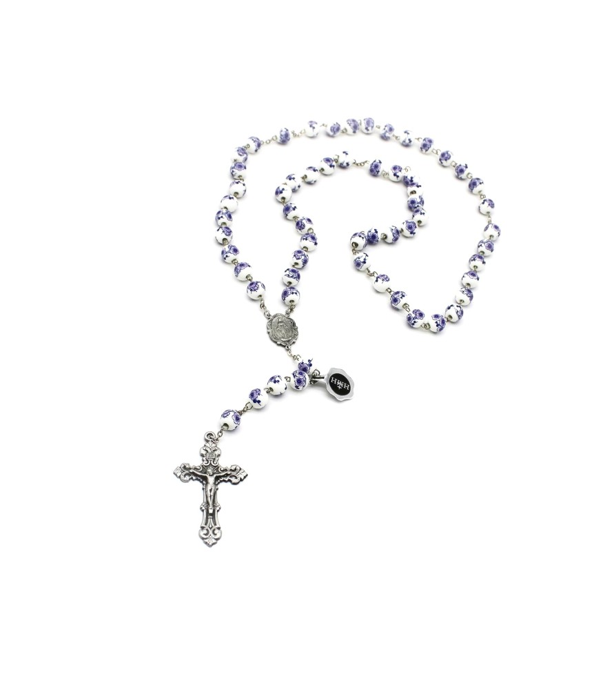 Rosario in argento 925 con grani da 10 mm in vetro bianco smaltato con motivi floreali Rosario in argento 925 con grani da 10 mm in vetro bianco smaltato con motivi floreali